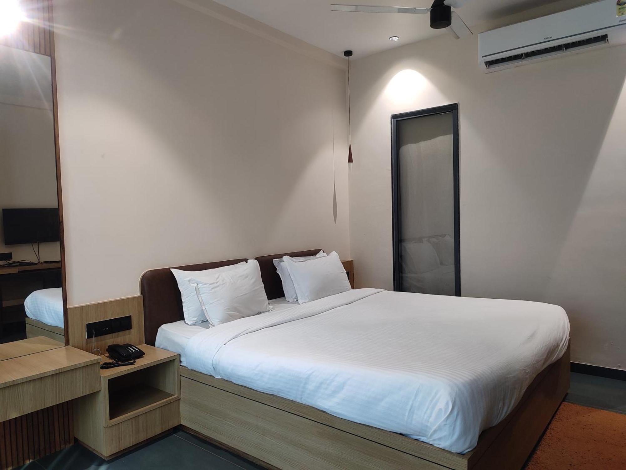 Vits Roccia Hill Resort And Adventure Park, Navapur Songadh Exterior foto